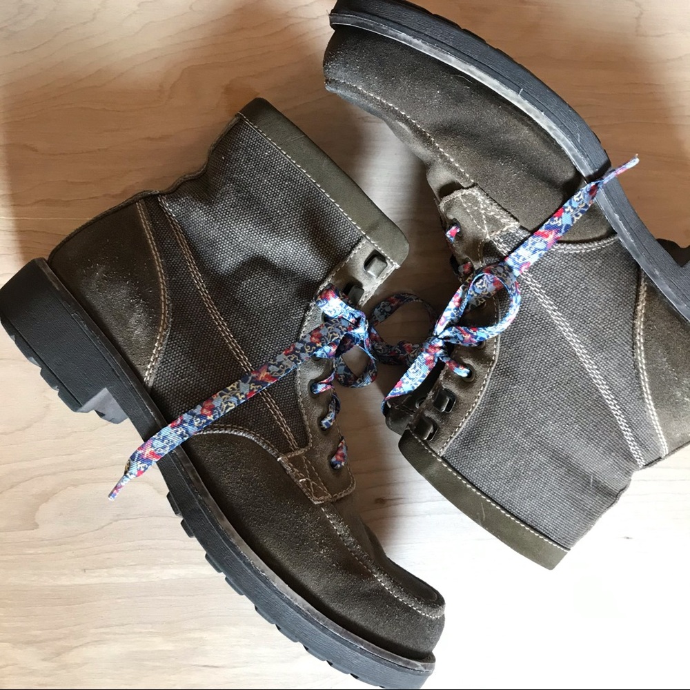Men’s boots size 9.5 leather and canvas.